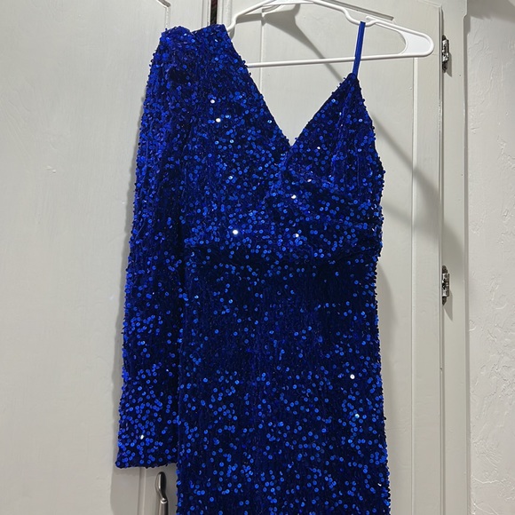 One shoulder Sequin Dress 💙 - Picture 3 of 6
